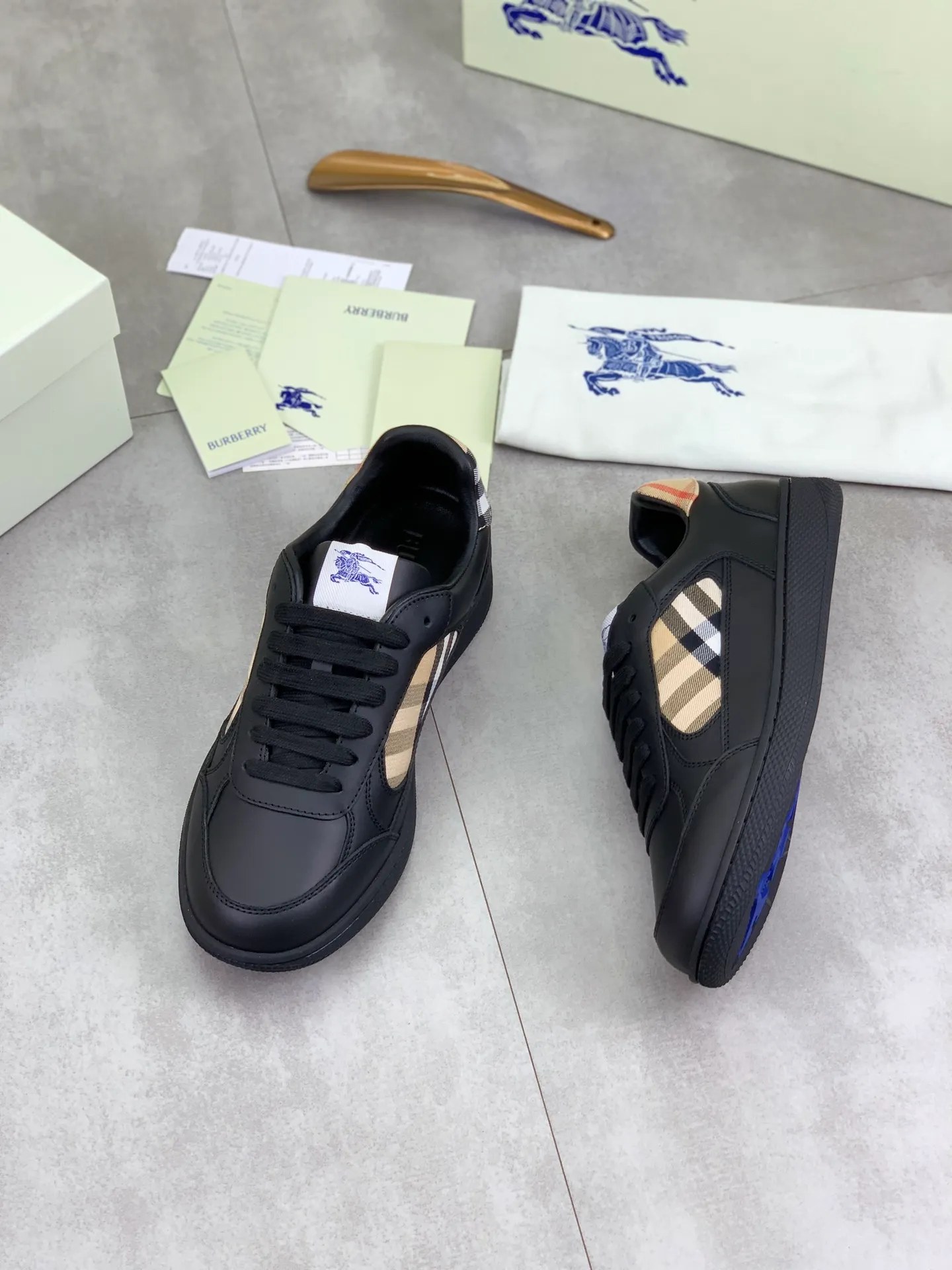 Factory price P640 [BURBERRY] Burberry - High-end quality original order (couples 🧑‍🤝‍🧑 style) - Upper: imported 🔝 original material - Lining: cowhide lining, feet; water-dyed cowhide - Outsole: ultra-light TPR rubber; two-color molded outsole - Super high quality control, fine workmanship: highlighted (high-end, extravagance, grade) -Size: 35-46 (male 38 46 Female 35 40 can be customized)·Color: Multiple colors available